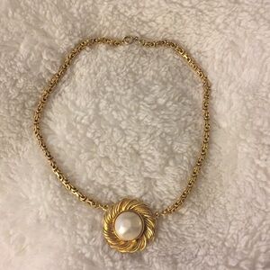 Beautiful Chanel Choker Necklace w/ faux pearl